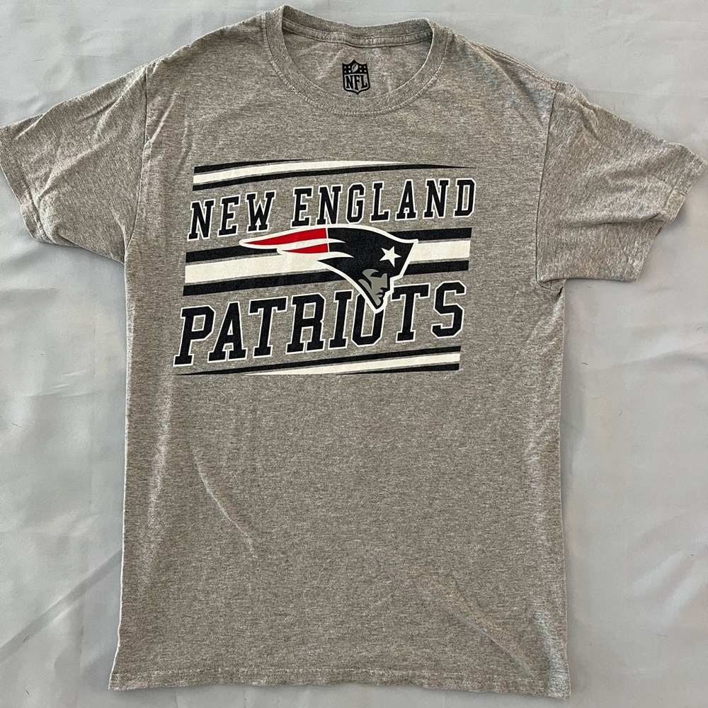 ❣️2/$25❣️ 🏈NEW ENGLAND PATRIOTS x NFL gray football T-shirt | SMALL